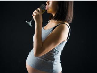 Bere alcol in gravidanza potrebbe diventare un reato