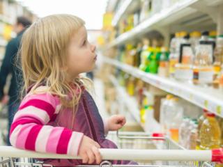 Cadute dei bambini: attenzione al carrello del supermercato