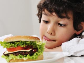 Obesità infantile: la colpa non è solo dei fast food