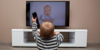 Troppa Tv: il cervello dei bambini ne risente
