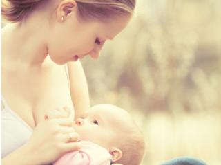 L’allattamento al seno rende i bimbi più intelligenti?