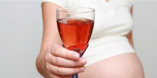 Gravidanza: le conseguenze dell’uso di alcol sono sottovalutate?