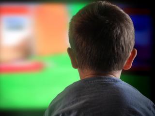 Bimbi e tv: problemi famigliari se per troppo tempo!