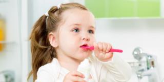 Salute bambini: rischio carie se l’allattamento dura troppo?