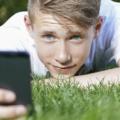 Smartphone e tablet, eccessivo utilizzo mette a rischio vista adolescenti