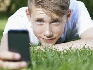 Smartphone e tablet, eccessivo utilizzo mette a rischio vista adolescenti 