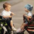 Troppo tempo sul passeggino può creare problemi di linguaggio