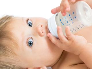 Latte vaccino e allergie: quali pericoli prima dell’anno?