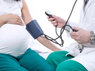 Pressione alta in gravidanza: rischio di parto pretermine