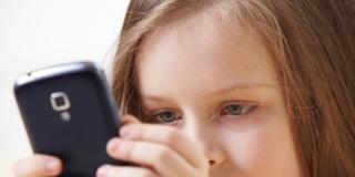 Bambini: no al telefonino sotto i 10 anni