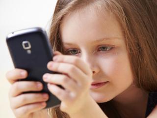 Bambini: no al telefonino sotto i 10 anni
