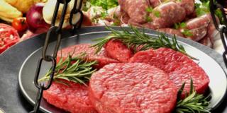 Cancro al seno: tra le cause c’è la carne rossa