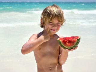 Alimentazione bambini: in spiaggia solo cibi leggeri