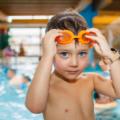 Bambini in acqua? Con controllo e corsi di nuoto dai 3 anni