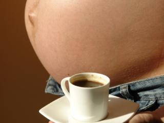 Caffè in gravidanza: aumenta il rischio di leucemia nel bebè? 