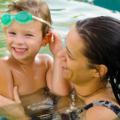 Attenzione al cloro delle piscine: può fare male alla pelle