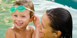 Attenzione al cloro delle piscine: può fare male alla pelle 