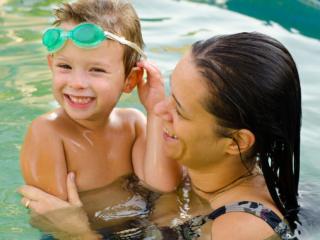 Attenzione al cloro delle piscine: può fare male alla pelle 