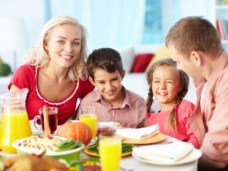 Mangiare sano e insieme in famiglia aiuta i bambini