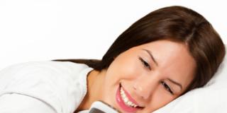 Usare troppo cellulare e tablet non provoca insonnia