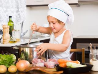 Alimentazione: bastano poche regole per far mangiare sano i bambini