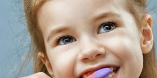 Carie e non solo: in aumento i problemi dei denti fra i bambini