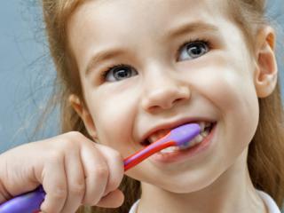 Carie e non solo: in aumento i problemi dei denti fra i bambini