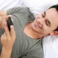 Insonnia: a rischio i  ragazzi che dormono con il cellulare acceso