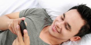 Insonnia: a rischio i  ragazzi che dormono con il cellulare acceso