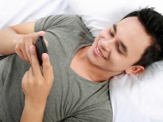 Insonnia: a rischio i  ragazzi che dormono con il cellulare acceso 