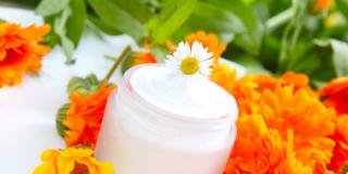 Cosmetici naturali: pochi ingredienti e più sicurezza per la pelle