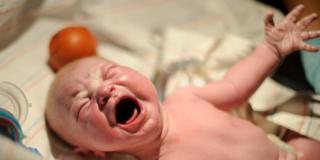 Ferro per il neonato: basta il cordone ombelicale