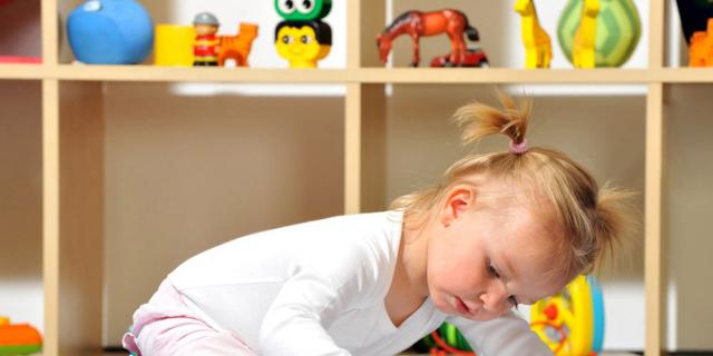 Bimbo di 28 mesi che le educatrici non vorrebbero avere a scuola