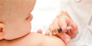 Prima dose di vaccinazioni nel neonato – terzo mese