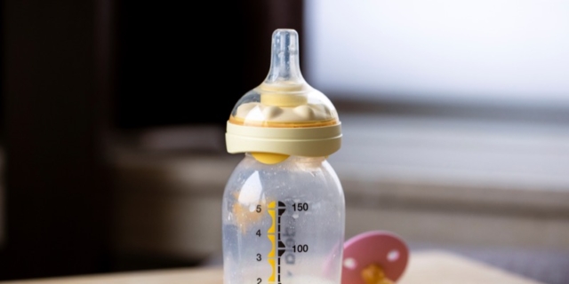 Colostro, a cosa serve e quando arriva il primo latte materno