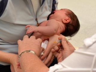 Vaccino epatite B nel neonato solo se la mamma è portatrice del virus