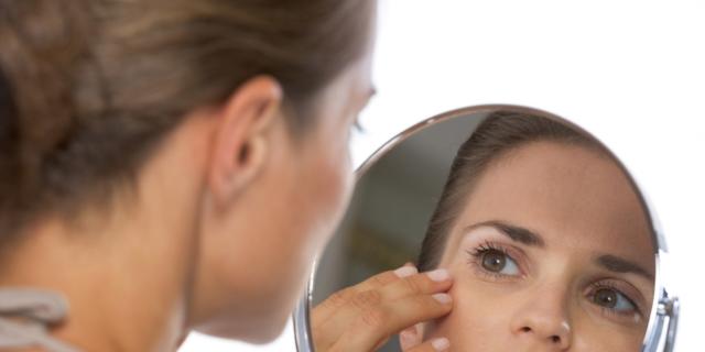 Macchie solari viso post estate: cosa sono e come eliminarle