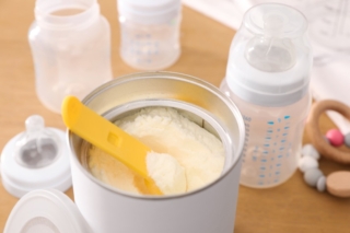 Preparare latte con biberon