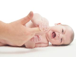 Controllo riflessi istintivi del neonato