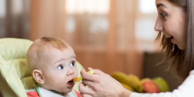 Primo svezzamento: lo schema dei pasti dai 4 ai 6 mesi