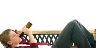 Sostanze stupefacenti e alcol tra i giovani: crescono ansia e depressione