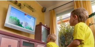Bambini e tv: massimo due ore al giorno