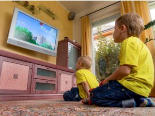 Bambini e tv: massimo due ore al giorno