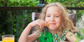 Obesità infantile: stop alla pubblicità con cibo spazzatura