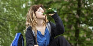 Alcol: giovani sempre più a rischio