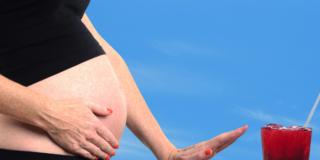 Alcolici: in arrivo nuove etichette sui rischi in gravidanza?