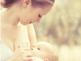 I vantaggi dell’allattamento al seno, i consigli del Ministero della salute