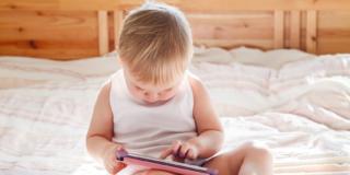 I bambini usano pc e telefonini prima di imparare a camminare