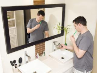 Dipendenza da sms: i ragazzi usano il cellulare anche in bagno!
