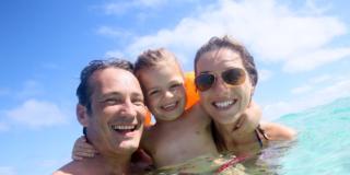 Come evitare di prendere le infezioni in piscina e al mare